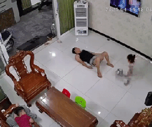 Cô con gái rượu sút thẳng trái bóng vào chỗ hiểm của bố lúc đang ngủ, đau thấu trời