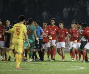 Thủ môn Thanh Thắng bị phạt nặng vì húc đầu vào trọng tài