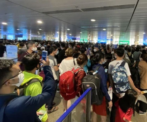 Khách đông nghẹt mỗi buổi sáng, sân bay Tân Sơn Nhất ra khuyến cáo và mở tối đa hệ thống soi chiếu