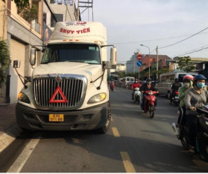 Nhờ người dân hô hoán, nữ sinh thoát chết thần kỳ trong gầm container
