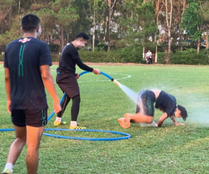 Văn Toàn 'cơ cực' trong lễ hội té nước độc đáo ở Gia Lai