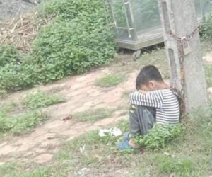 Lạng Sơn: Cha xích cổ con vào cột điện ven đường vì... con lười học?