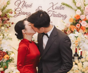 Ảnh 'cực nóng': Xuân Trường 2 lần khóa môi Nhuệ Giang say đắm trong đám hỏi, cô dâu hạnh phúc cười tít mắt