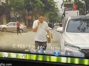 Video: Đang đi bộ trên đường Hà Nội, người đàn ông bị tên cướp giật phăng chiếc dây chuyền