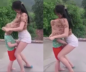 Hình ảnh cô gái trẻ kéo áo phông trùm lên đầu bé trai rồi ôm sát ngực gây tranh cãi dữ dội