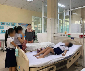 Chơi đất nặn slam mua trước cổng trường, 32 học sinh tiểu học nhập viện