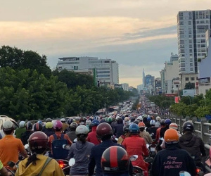 Người Sài Gòn lại 'quay cuồng' trong cảnh kẹt xe, lội nước vì đường ngập vào buổi sáng