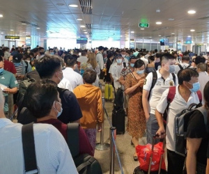 Nghìn người xếp kín đặc tầng 2 khu soi chiếu sân bay Tân Sơn Nhất