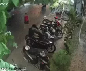 Thanh niên bẻ trộm khóa xe máy gặp ngay 'chị gái áo đỏ' cao tay, dân mạng thở dài: 'Xong đời trai'