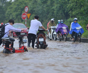 Ảnh: Đại lộ Thăng Long ngập sâu 1m sau cơn mưa lớn tầm tã, người dân Hà Nội khổ sở vì phương tiện chết máy