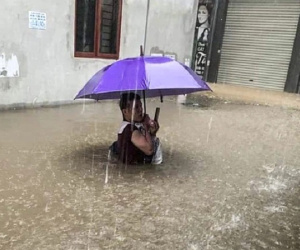 Hà Nội: Nhiều tuyến phố biến thành 'sông', nước ngập ngang thân người trong sáng 17/4