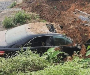 Tài xế máy múc kể giây phút xúc cát đổ vào đầu xe Camry đang bốc cháy dữ dội cứu 3 người bên trong