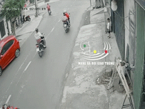 Video: Nhầm chân ga, nữ tài xế lùi xe thẳng vào nhà dân bên đường, hàng xóm thấy vậy liền lôi con vào trong