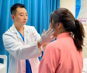 Đến bệnh viện khám, cô gái bàng hoàng khi biết mình là đàn ông
