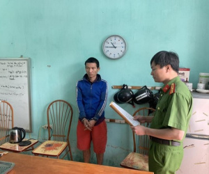 Gã bố dượng đồi bại cưỡng hiếp con riêng của vợ, còn ngang nhiên trói ông nội của nạn nhân để dễ bề 'hành sự'