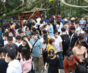Ảnh: Hàng nghìn du khách chen nhau đi lễ đền Hùng dù chưa tới ngày 10/3