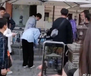 Paparazzi ghi lại cảnh Dương Mịch cúi gập người 90 độ xin lỗi đạo diễn, lý do đằng sau gây tranh cãi