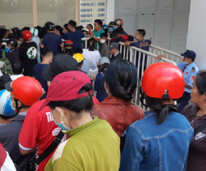 Khán giả xếp hàng từ 6h sáng, dài hơn 1 km mua vé xem Công Phượng đối đầu Quang Hải