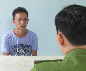 CLIP: Đang đùa với con chó nhỏ, bé gái 7 tuổi bị gã đàn ông làm bậy