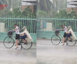 Hình ảnh chị gái vật lộn đèo em giữa trời mưa khiến người đi đường xúc động