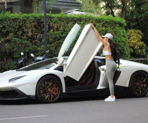 Rich kid Việt gây choáng khi lái siêu xe 20 tỷ đi ăn cơm tấm