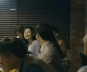 Song Joong Ki bị chỉ trích đểu cáng vì ga lăng lấy tay che tai cho 'người yêu mới' do quá ồn: 'Sao với Song Hye Kyo anh không làm vậy?'