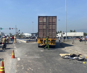 Đi khám bệnh, người phụ nữ tử vong thương tâm dưới gầm container