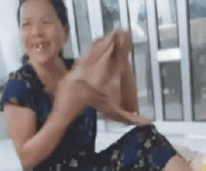 Xót xa hình ảnh bà ngoại vừa tắm cho cháu vừa khóc vì sắp phải chia xa