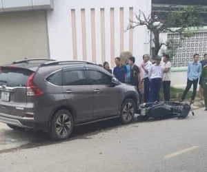 Mẹ và con trai 1 tuổi tử vong thương tâm sau khi va chạm với ô tô