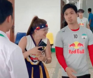 Khoảnh khắc Công Phượng bơ đẹp fangirl, từ chối chụp ảnh khi đang ăn