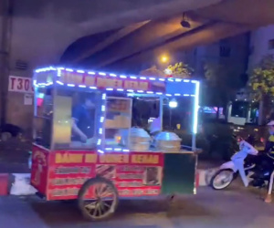 Video: Hàng quán lấn chiếm lòng đường tại ngã tư Phạm Hùng, Tôn Thất Thuyết