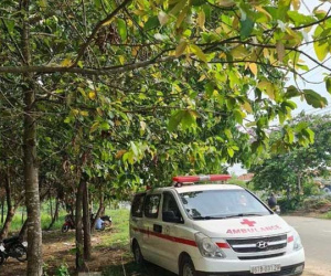 Người đàn ông tử vong trong tư thế treo cổ sau khi ngồi hút thuốc bên đường