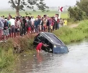 Xe hơi chở 15 người lao xuống kênh, 13 người chết đuối