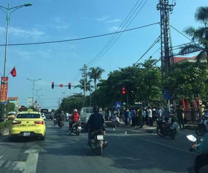 Truy tìm ô tô tông chết người phụ nữ chờ đèn đỏ rồi bỏ trốn