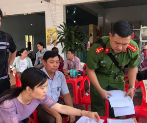 Tưởng bả chó là kẹo mút, hai cháu bé nhặt ăn khiến một bé tử vong