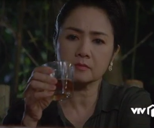Hướng dương ngược nắng tập 55: Bạch Cúc ngồi uống rượu cô đơn giữa đêm khuya sau khi ông Quân rời bỏ khiến fan xót xa