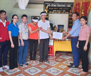 Người cha òa khóc tại sân bay xin đổi vé về với cô con gái đã mất: Sức khỏe của người con sinh đôi còn lại giờ ra sao?