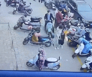 Sốc: Điện thoại bỗng dưng bốc cháy đùng đùng trong túi xách người đi đường