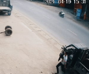 Clip: Tài xế xe tải 'phi thân' cản trục bánh xe lăn ra đường, cứu mạng người trong gang tấc