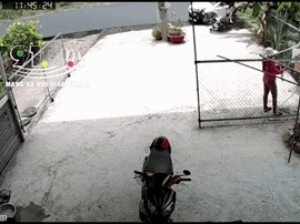Video: Ngủ gật trên đường, tài xế ô tô đâm nát xe máy, hai bố con văng lên vỉa hè thoát chết trong gang tấc