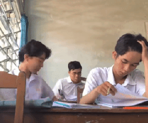 Cộng đồng mạng phát sốt với đoạn clip 'đi học ngồi kế đứa bạn hoạt bát là loại trải nghiệm gì?'