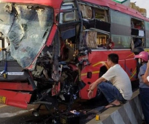 Tai nạn nghiêm trọng trên cầu Gianh, 5 người thương vong, ách tắc nhiều giờ