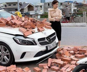 Xe xích lô chế chở gạch tông móp đầu Mercedes tiền tỷ, nữ tài xế khoanh tay bất lực đứng nhìn