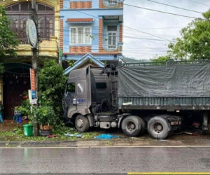 Quảng Ninh: 3 người đang đứng trên vỉa hè bị xe đầu kéo lao lên tông trúng, 1 người tử vong