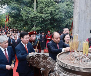 Hình ảnh Chủ tịch nước Nguyễn Xuân Phúc dâng hương tưởng niệm các Vua Hùng