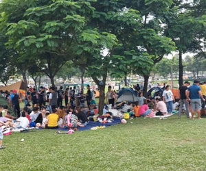 Nghỉ lễ Giỗ tổ, công viên Yên Sở 'vỡ trận' bởi hàng nghìn người dân Thủ đô kéo nhau ra cắm trại