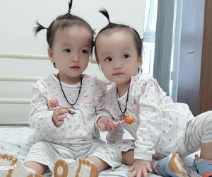 Khoảnh khắc 2 chị em ríu rít cực đáng yêu sau khi bé Diệu Nhi được phẫu thuật hoàn chỉnh đường tiêu hóa