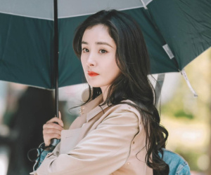 Dương Mịch đẹp sang chảnh như chụp ảnh tạp chí trên trường quay, lộ cả đôi chân thon dài trong bóng tối