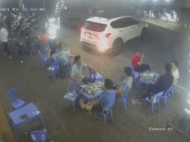 Hà Nội: Cài số lùi hất tung bàn ghế quán nhậu trên vỉa hè, tài xế nhanh chân đạp ga mất hút khiến dân tình ngơ ngác