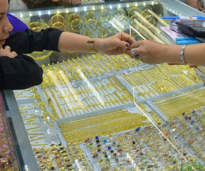 Giá vàng hôm nay 21-4: Vọt lên khi chứng khoán thế giới mất điểm dữ dội